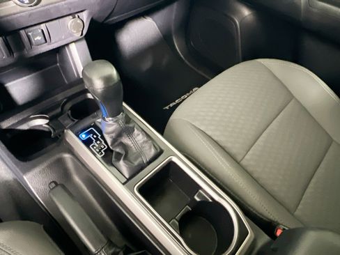 Used 2020 Toyota Tacoma SR5 w/ SR5 Appearance Package (SM) image 25