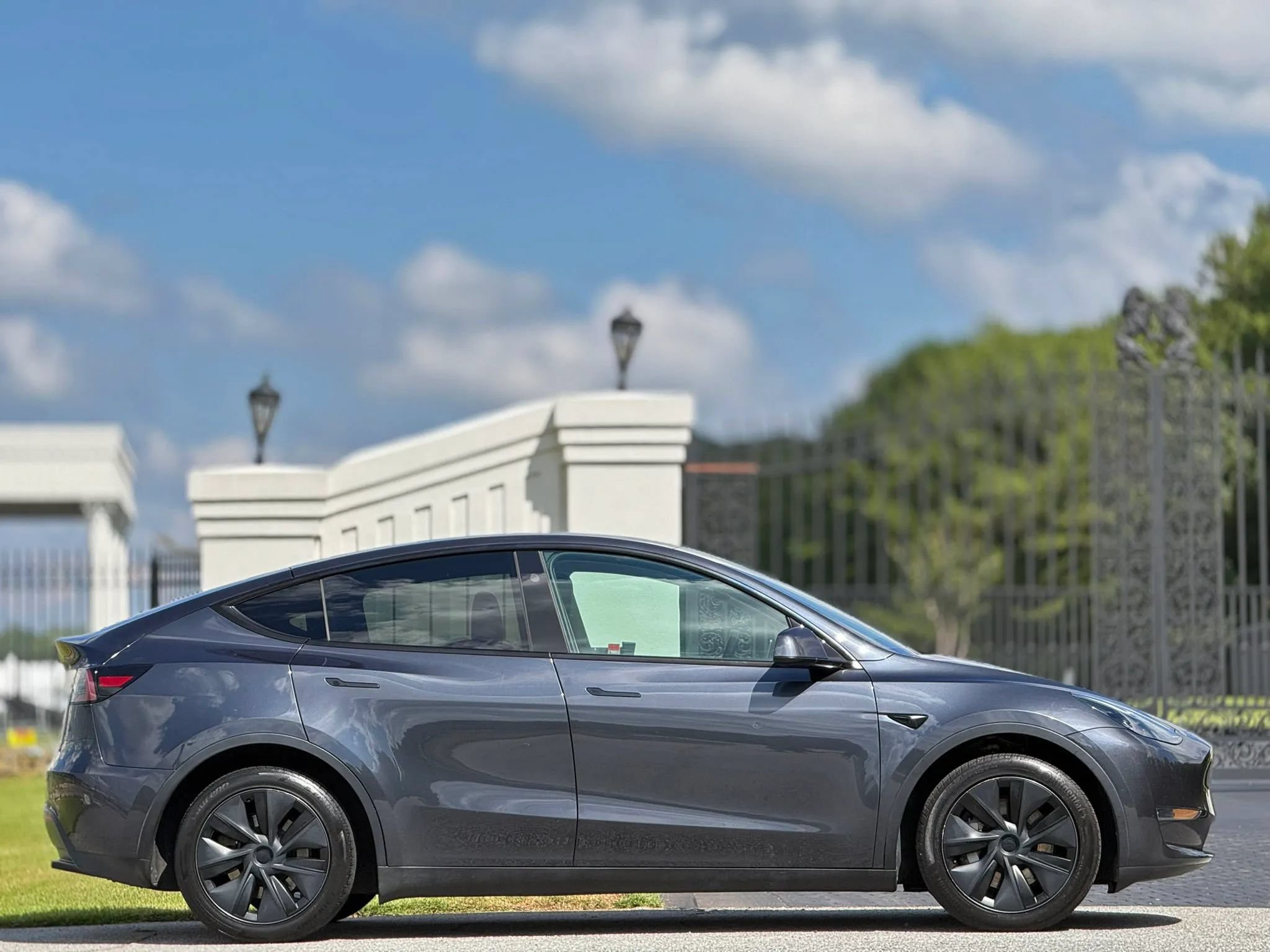 Used 2024 Tesla Model Y Long Range AWD/4WD image 6