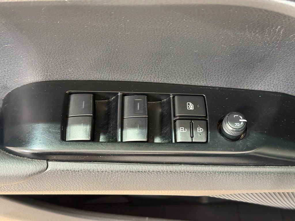 Used 2025 Toyota Camry SE FWD image 15