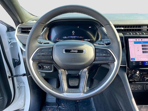 Certified 2025 Jeep Grand Cherokee L Limited AWD/4WD image 11