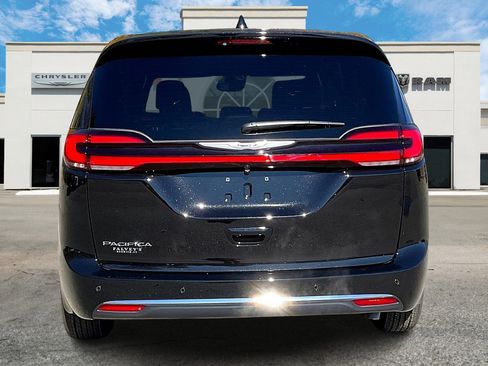 New 2026 Chrysler Pacifica Select image 4