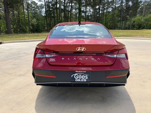 Certified 2025 Hyundai Elantra SE image 4