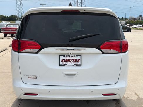 Used 2022 Chrysler Voyager LX FWD image 7
