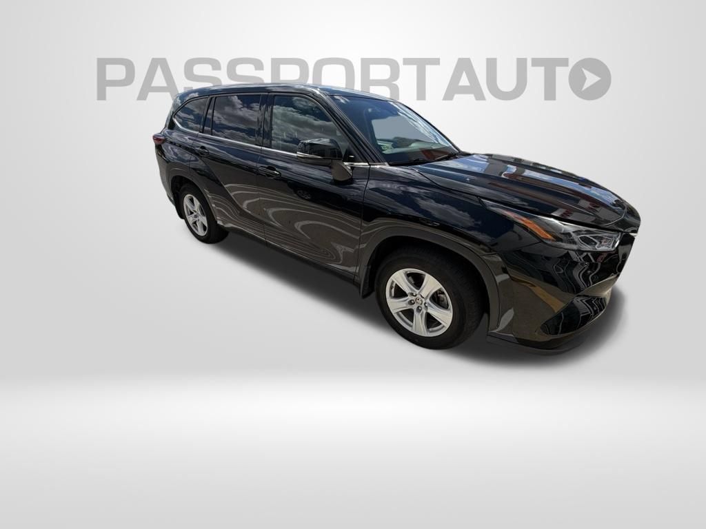Used 2021 Toyota Highlander LE AWD/4WD image 9