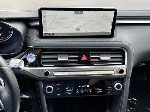 Used 2025 Genesis G70 2.5T image 17