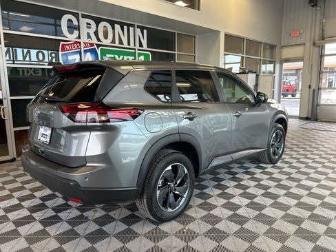 Used 2024 Nissan Rogue SV image 6