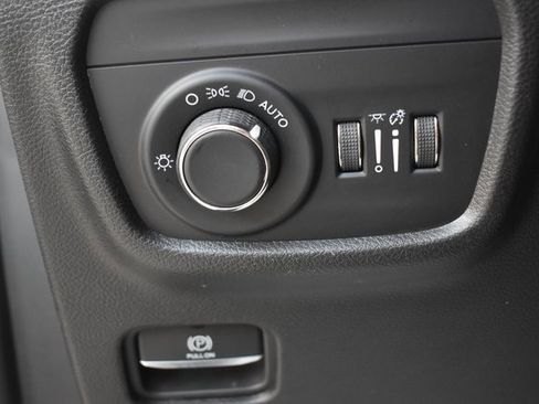 Used 2023 Jeep Grand Cherokee Laredo image 23