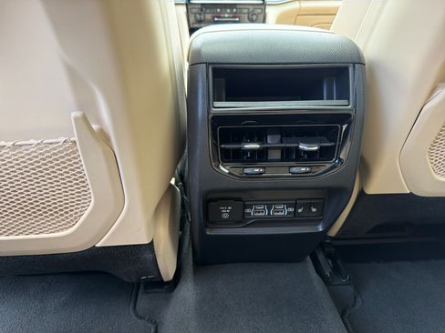 Certified 2023 Jeep Grand Cherokee Limited w/ Luxury Tech Group II AWD/4WD image 13