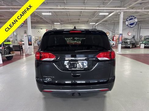Used 2017 Chrysler Pacifica Touring-L w/ Tire & Wheel Group FWD image 4