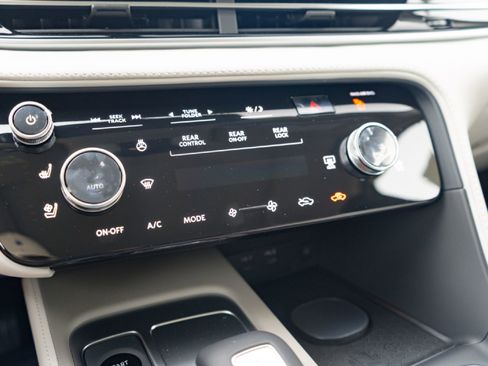 New 2027 INFINITI QX60 Luxe w/ Family Package FWD image 16