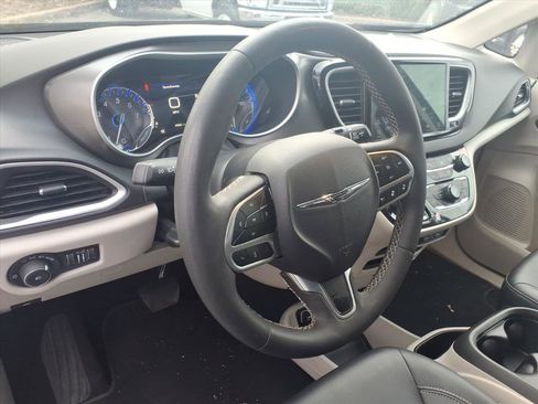 Used 2024 Chrysler Pacifica Touring-L image 8