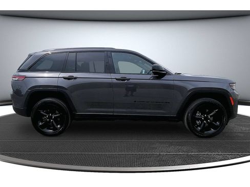 Used 2024 Jeep Grand Cherokee Altitude AWD/4WD image 15