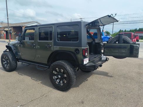 Used 2015 Jeep Wrangler Unlimited Rubicon w/ Connectivity Group AWD/4WD image 9