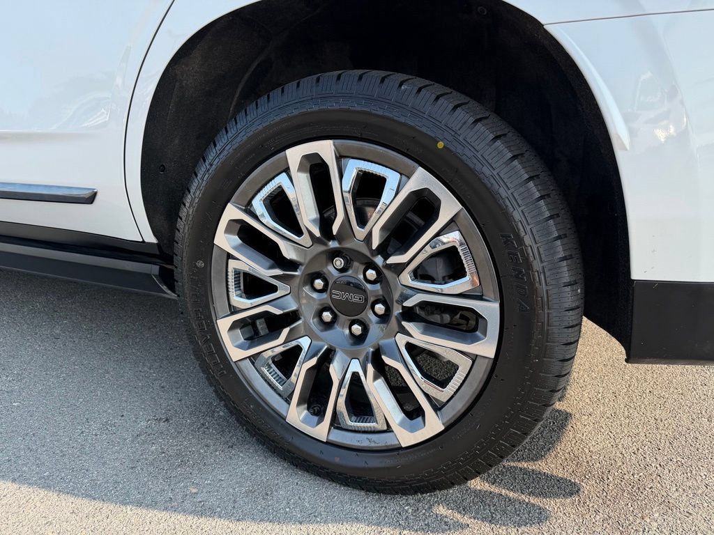 Used 2023 GMC Yukon Denali Ultimate AWD/4WD image 36
