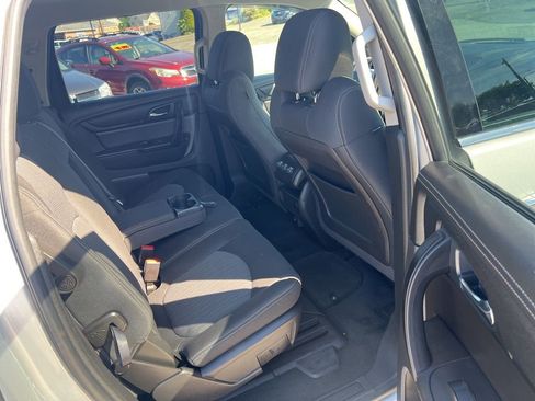 Used 2017 Chevrolet Traverse LT image 37