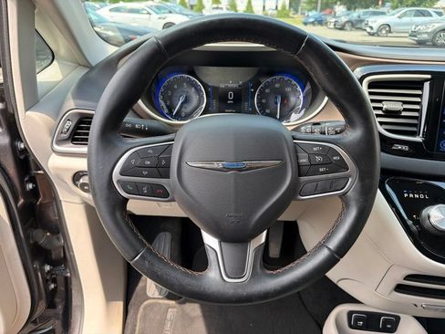 Used 2017 Chrysler Pacifica Touring-L FWD image 15