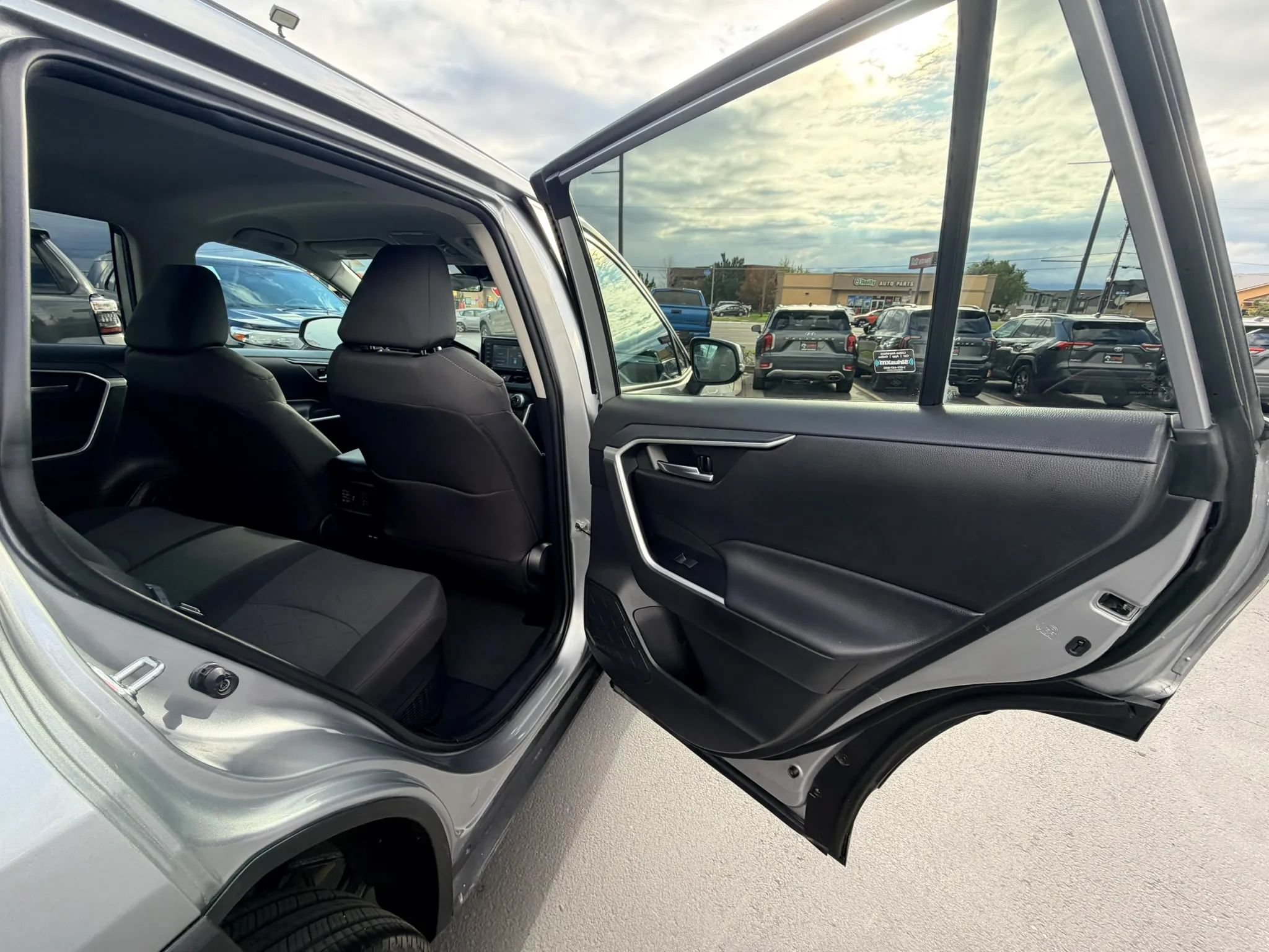 Used 2021 Toyota RAV4 XLE w/ XLE Grade Weather Package AWD/4WD image 20