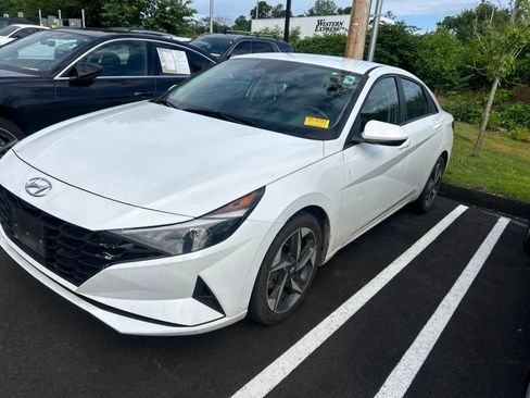 Used 2023 Hyundai Elantra SEL w/ Convenience Package FWD image 3