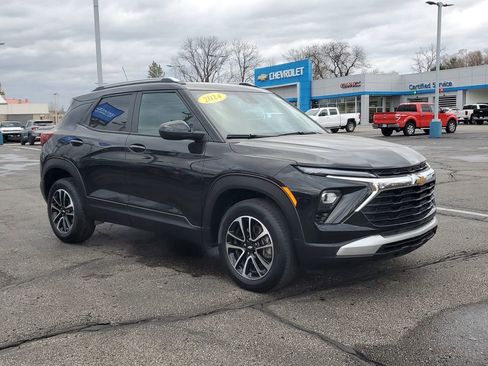 Used 2024 Chevrolet TrailBlazer LT image 2