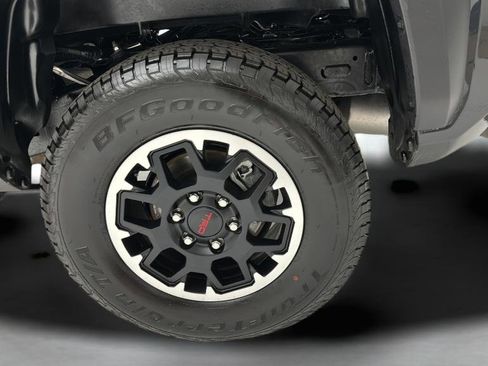 Used 2025 Toyota Tacoma TRD Off-Road AWD/4WD image 9
