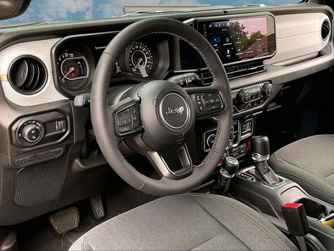 Certified 2025 Jeep Gladiator Sport AWD/4WD image 13