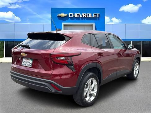 Used 2024 Chevrolet Trax LS w/ LS Convenience Package FWD image 3