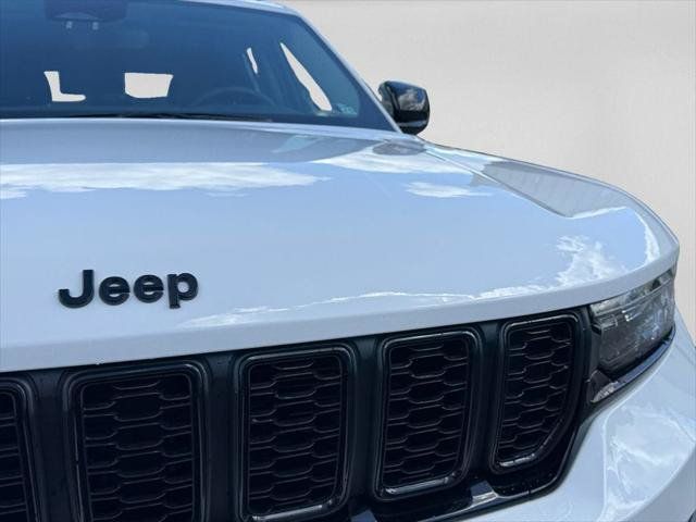 Certified 2023 Jeep Grand Cherokee Limited w/ Black Appearance Package AWD/4WD image 32