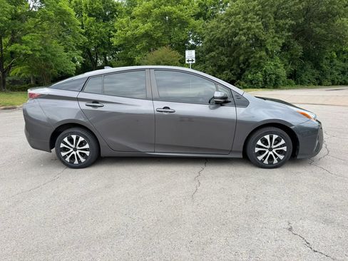 Used 2017 Toyota Prius Four w/ Carpet Mat Package FWD image 5