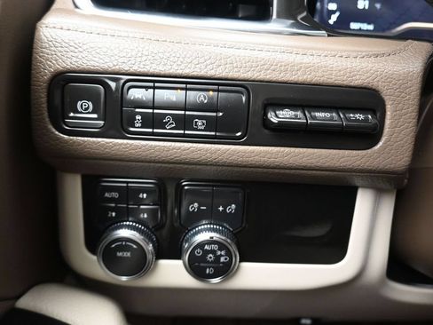 Used 2023 GMC Yukon XL Denali AWD/4WD image 33