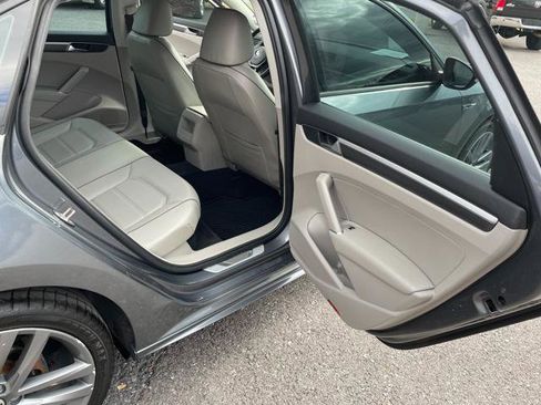 Used 2018 Volkswagen Passat 2.0T R-Line image 22