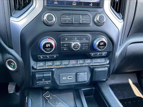 Used 2021 GMC Sierra 1500 SLT w/ SLT Convenience Package AWD/4WD image 17