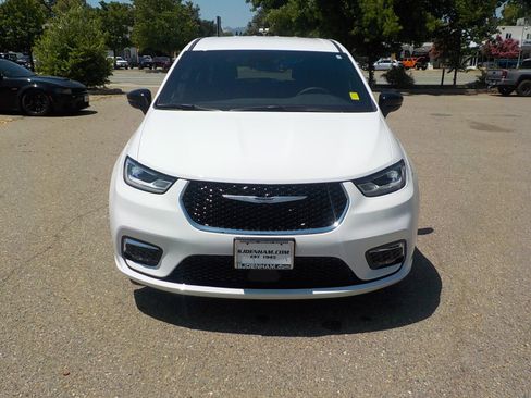 New 2025 Chrysler Pacifica Select image 2
