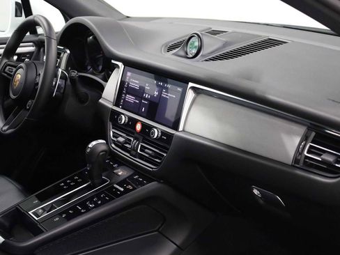 Certified 2026 Porsche Macan AWD/4WD image 5