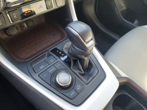 Used 2019 Toyota RAV4 Limited image 32