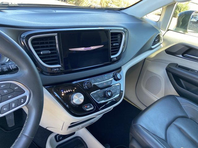 Used 2023 Chrysler Pacifica Touring-L FWD image 23