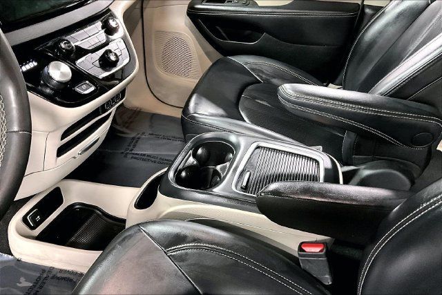 Used 2023 Chrysler Pacifica Touring-L FWD image 17