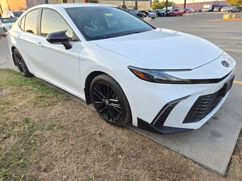 Used 2025 Toyota Camry SE image 3