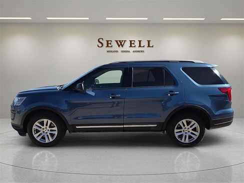 Used 2019 Ford Explorer XLT image 2
