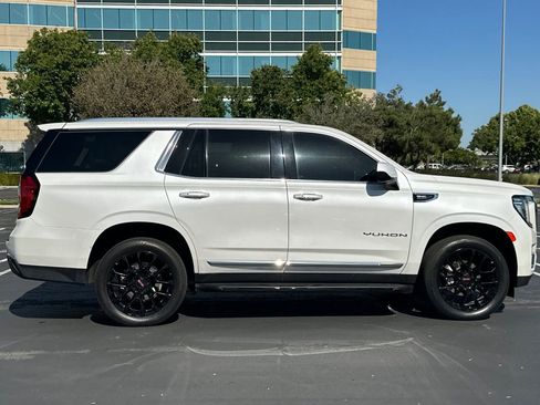 Used 2023 GMC Yukon SLT AWD/4WD image 3