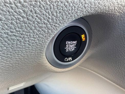 Used 2019 Chrysler Pacifica Limited image 24