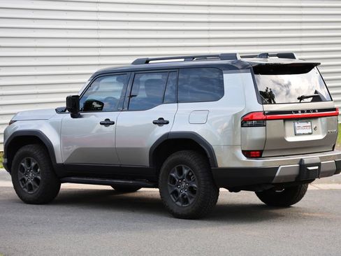 Used 2024 Lexus GX 550 AWD/4WD image 2