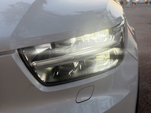 Used 2022 Volvo XC40 T5 Momentum image 9