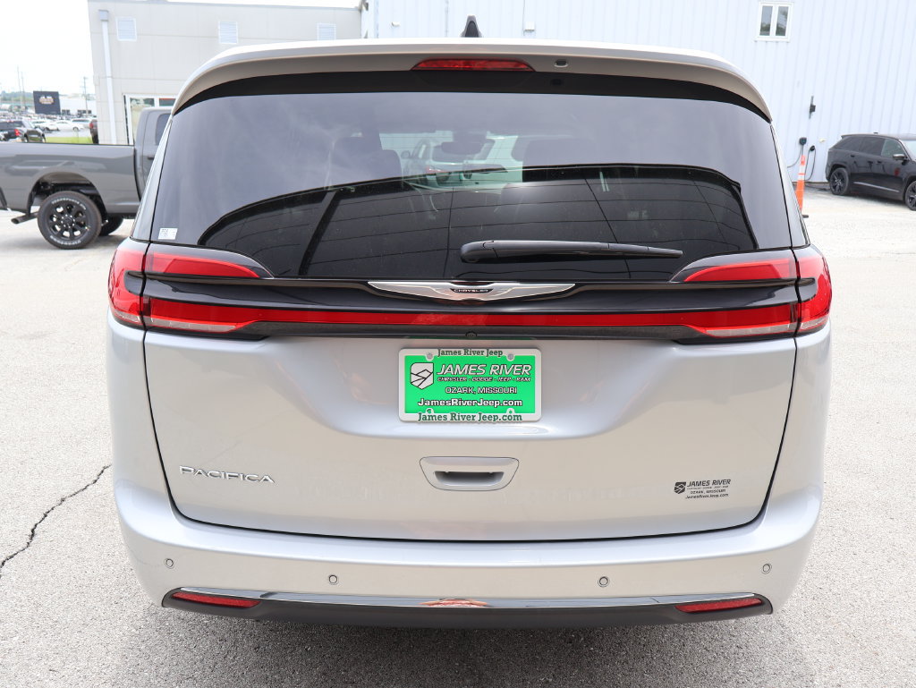 Used 2024 Chrysler Pacifica Touring-L FWD image 4