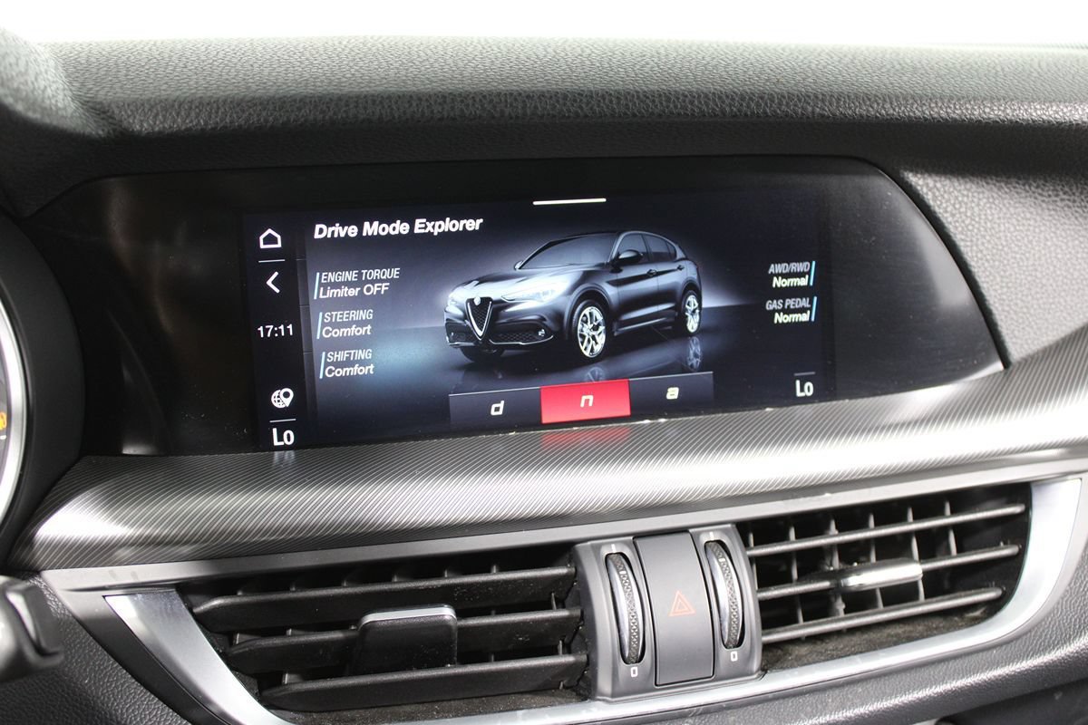Used 2023 Alfa Romeo Stelvio Veloce AWD/4WD image 25