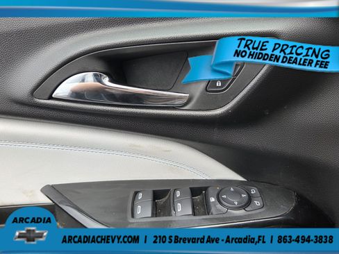 Used 2025 Chevrolet Trax LT w/ Driver Confidence Package FWD image 14