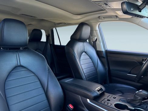 Used 2024 Toyota Highlander XLE image 30