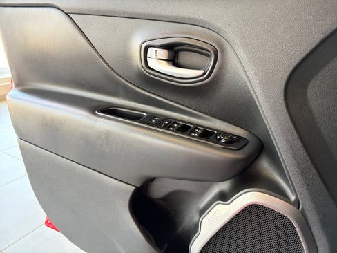 Used 2023 Jeep Renegade Latitude AWD/4WD image 13
