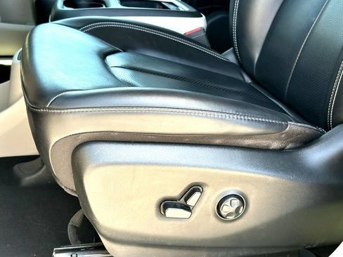 Used 2023 Chrysler Pacifica Touring-L FWD image 12