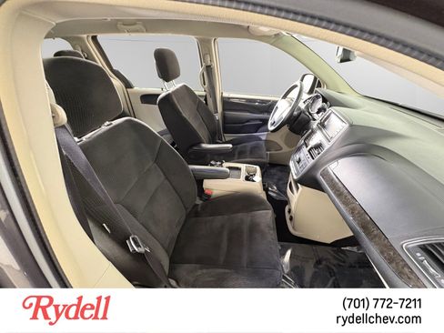 Used 2015 Chrysler Town & Country Touring w/ Driver Convenience Group image 17