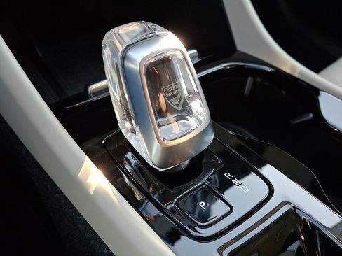 Used 2023 Volvo XC40 B5 Plus w/ Driver Assist Package image 15